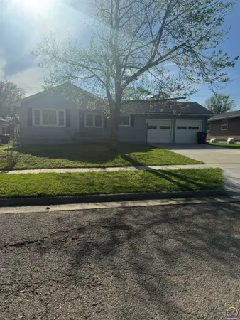 $199,900 | 1733 Southwest Crest Drive, Topeka, KS 66604