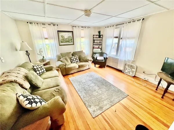 $2,600 | 327 Spring Street, Unit 2, Newport, RI 02840