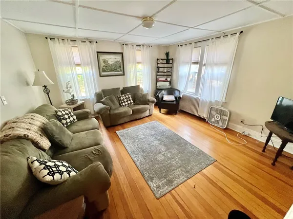 $2,600 | 327 Spring Street, Unit 2, Newport, RI 02840