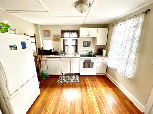 $2,600 | 327 Spring Street, Unit 2, Newport, RI 02840