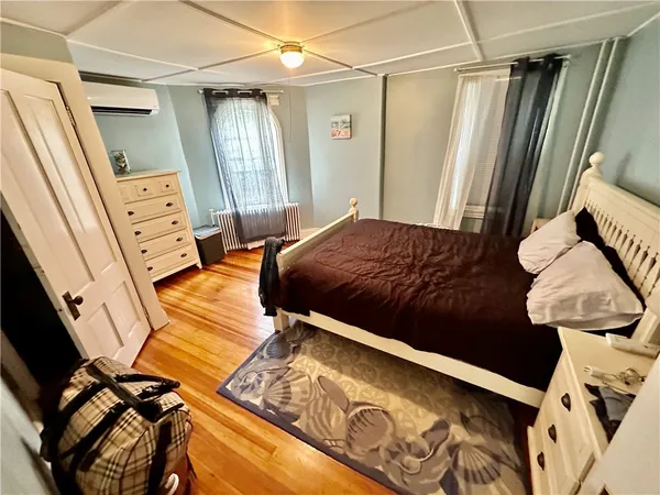 $2,600 | 327 Spring Street, Unit 2, Newport, RI 02840