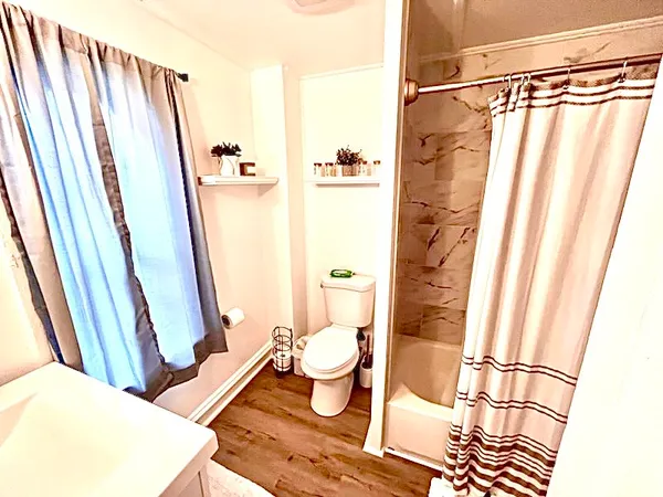 $2,600 | 327 Spring Street, Unit 2, Newport, RI 02840