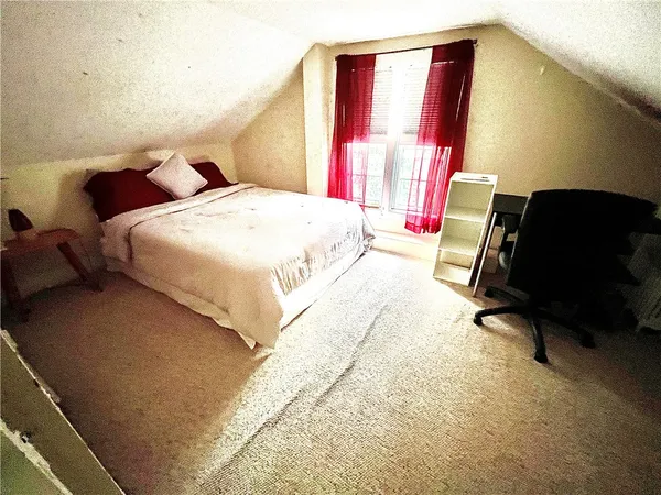 $2,600 | 327 Spring Street, Unit 2, Newport, RI 02840