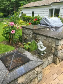 a front view of house with yard