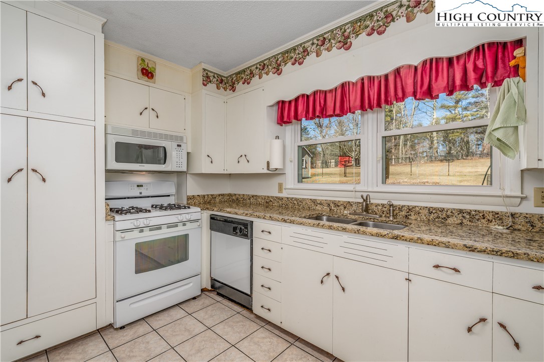 2914 Bamboo Road Boone, NC 28607 - Photo 2 of 37