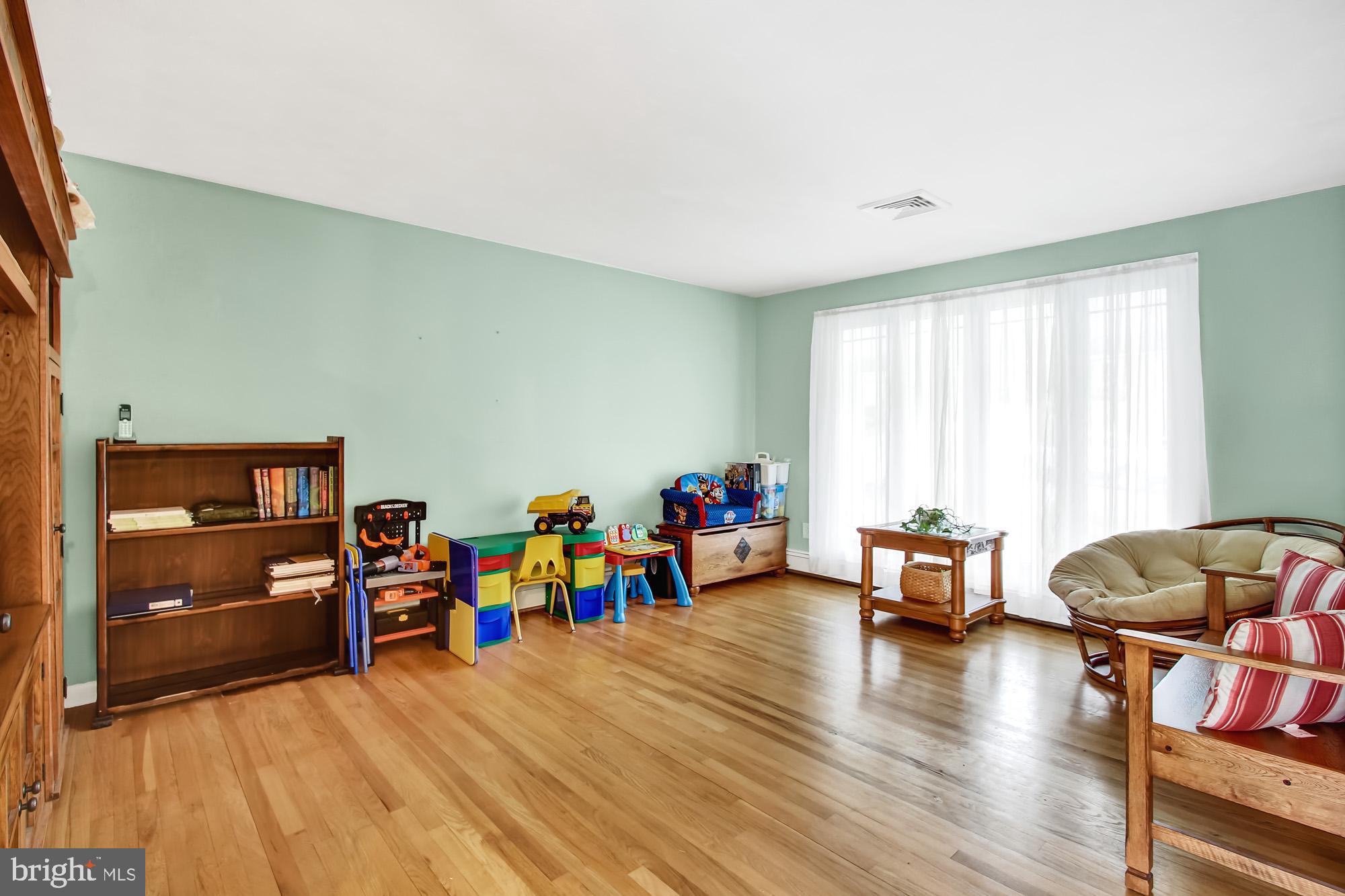 1715 Chesley Road York, PA 17403 - Photo 8 of 19 Living room