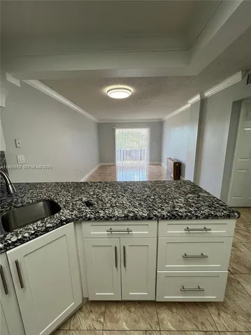 $2,000 | 1075 West 68th Street, Unit 218, Hialeah, FL 33014