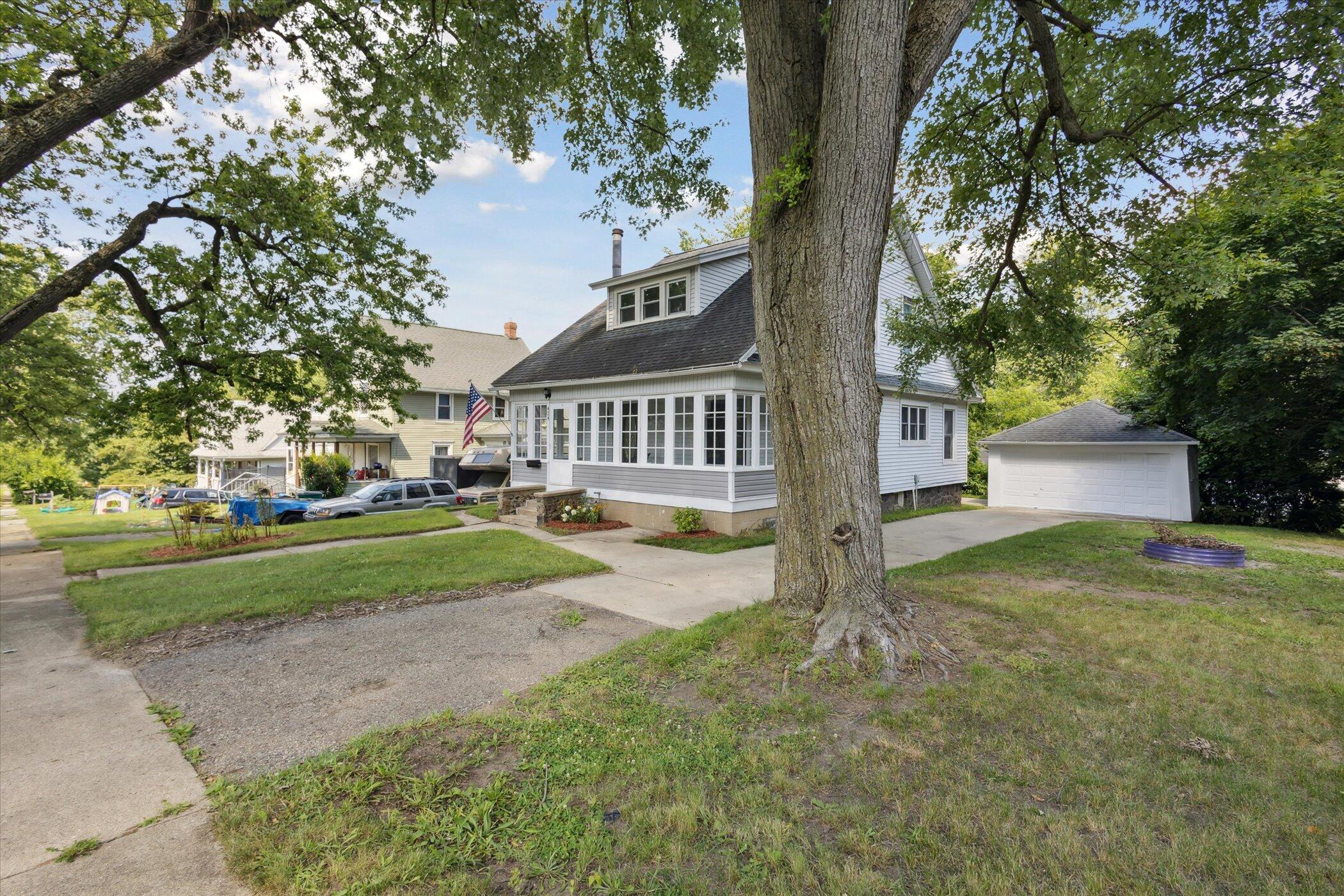 424 North 23rd Street Springfield, MI 49037 - Photo 3 of 32 04-424-N-23rd-St-Springfield-MI-49037-Wi