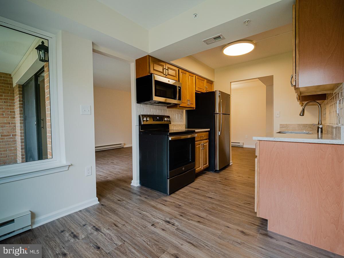 15210 Elkridge Way, Unit 912B Silver Spring, MD 20906 - Photo 11 of 27 Large breakfast area in kitchen
