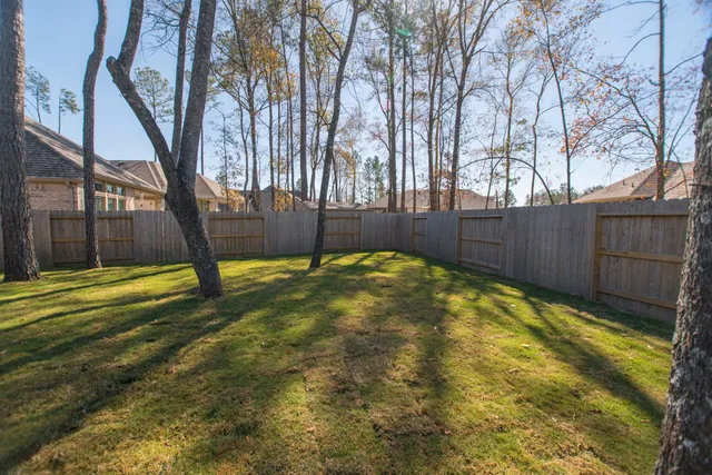 a view of yard with a house in the background