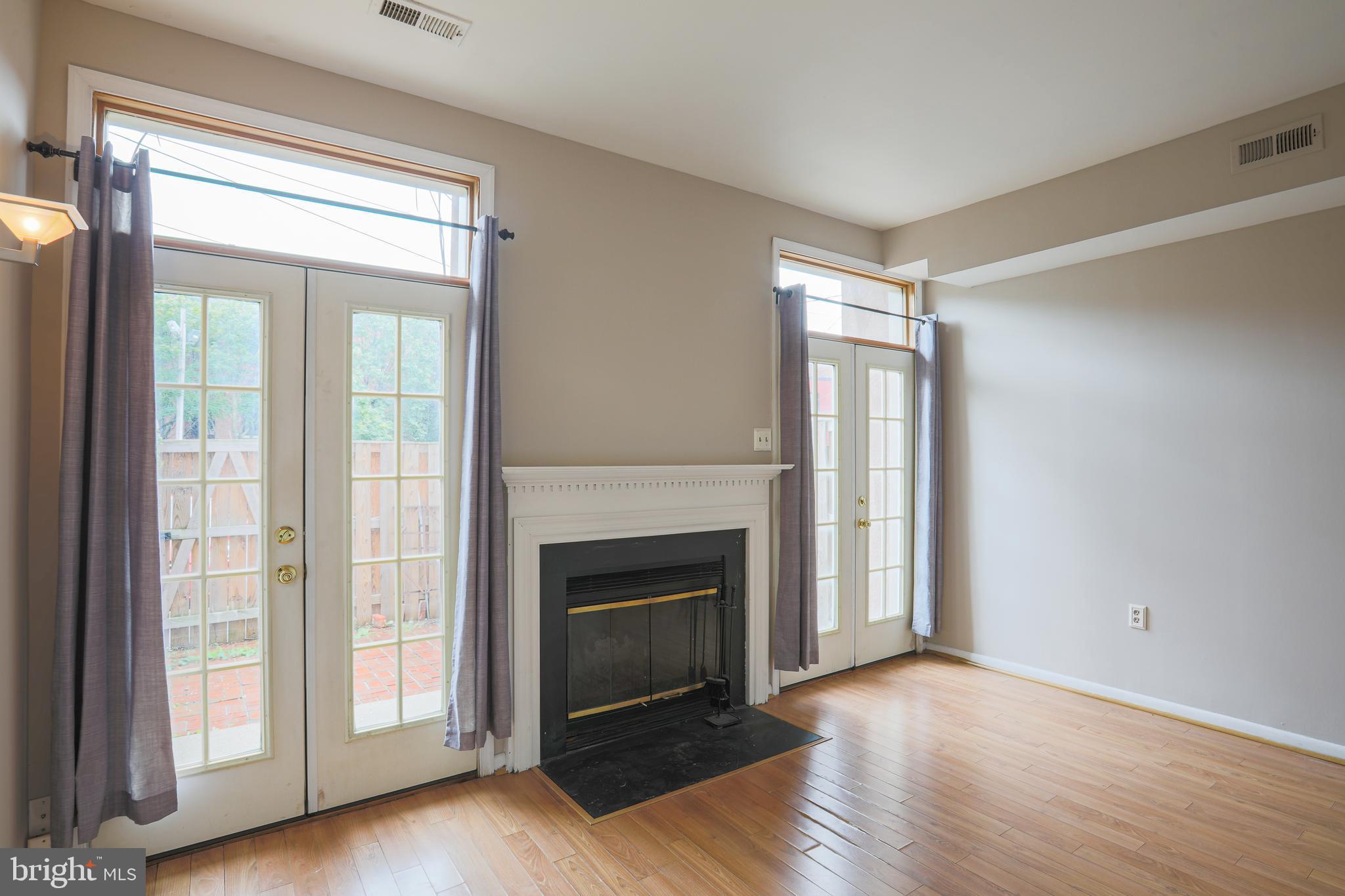 407 George Street Baltimore, MD 21201 - Photo 14 of 27 Living Room
