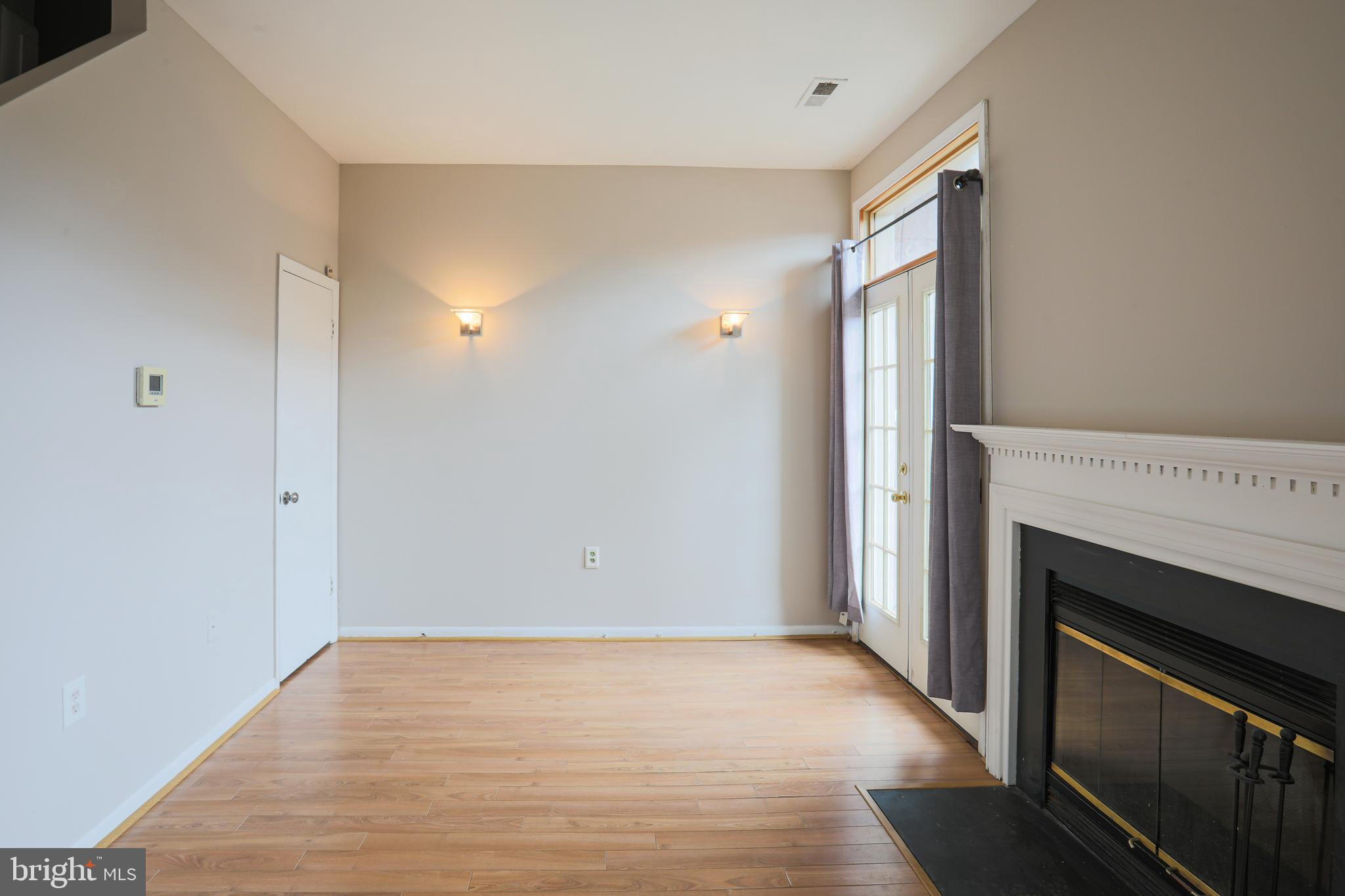 407 George Street Baltimore, MD 21201 - Photo 15 of 27 Living Room