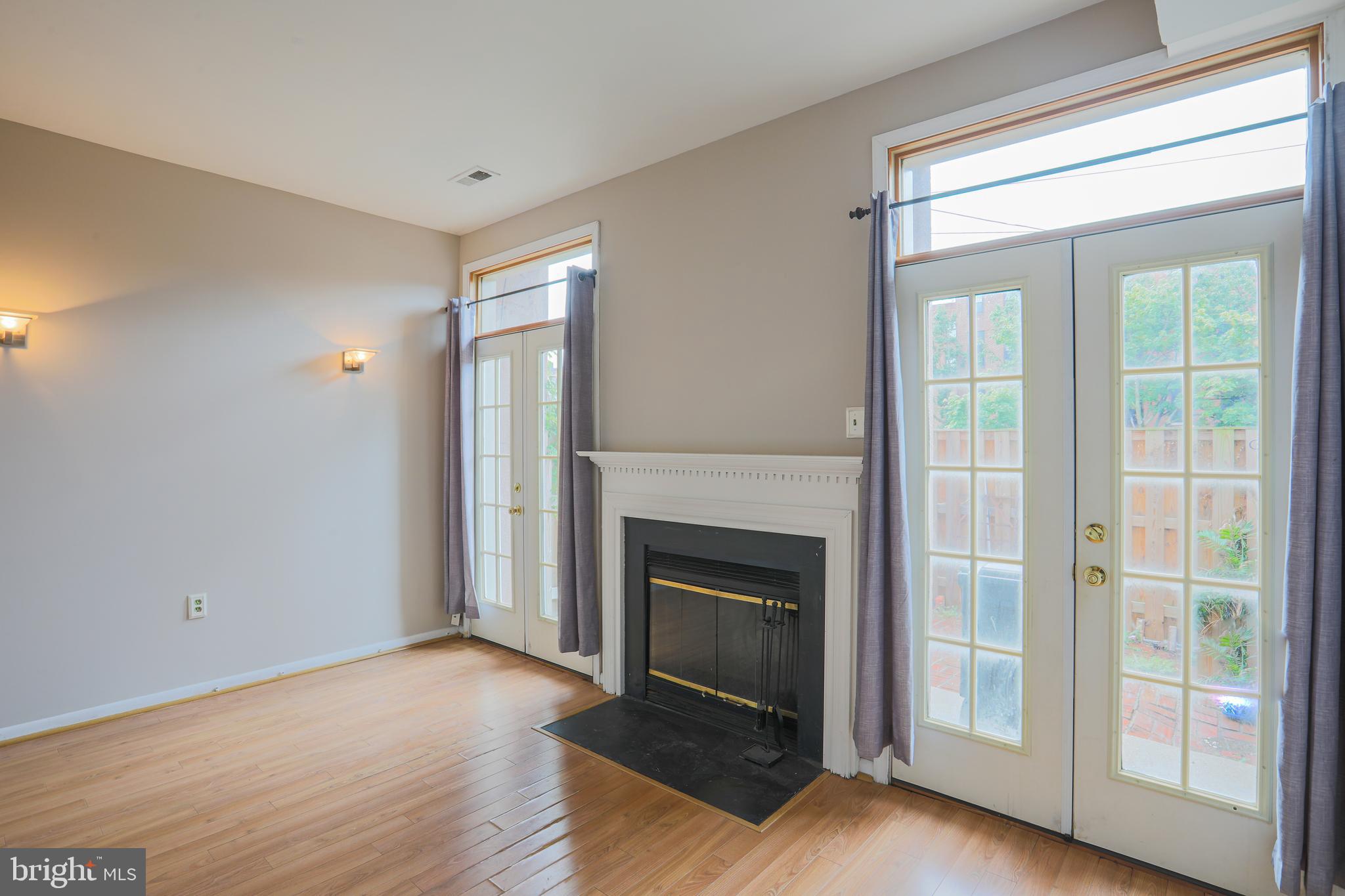 407 George Street Baltimore, MD 21201 - Photo 16 of 27 Living Room