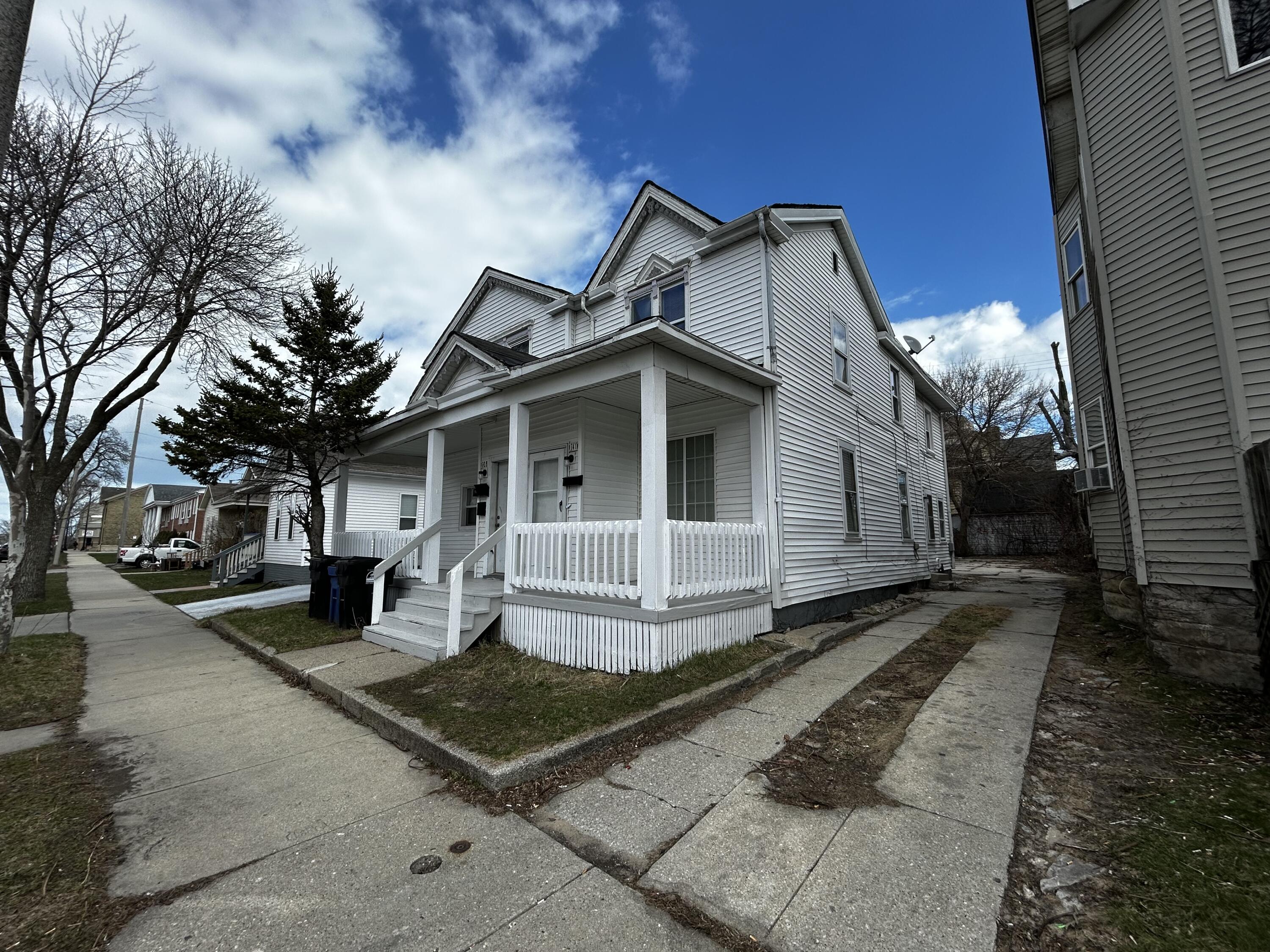 739 Villa Street Racine, WI 53403 - Photo 2 of 21 IMG_7171