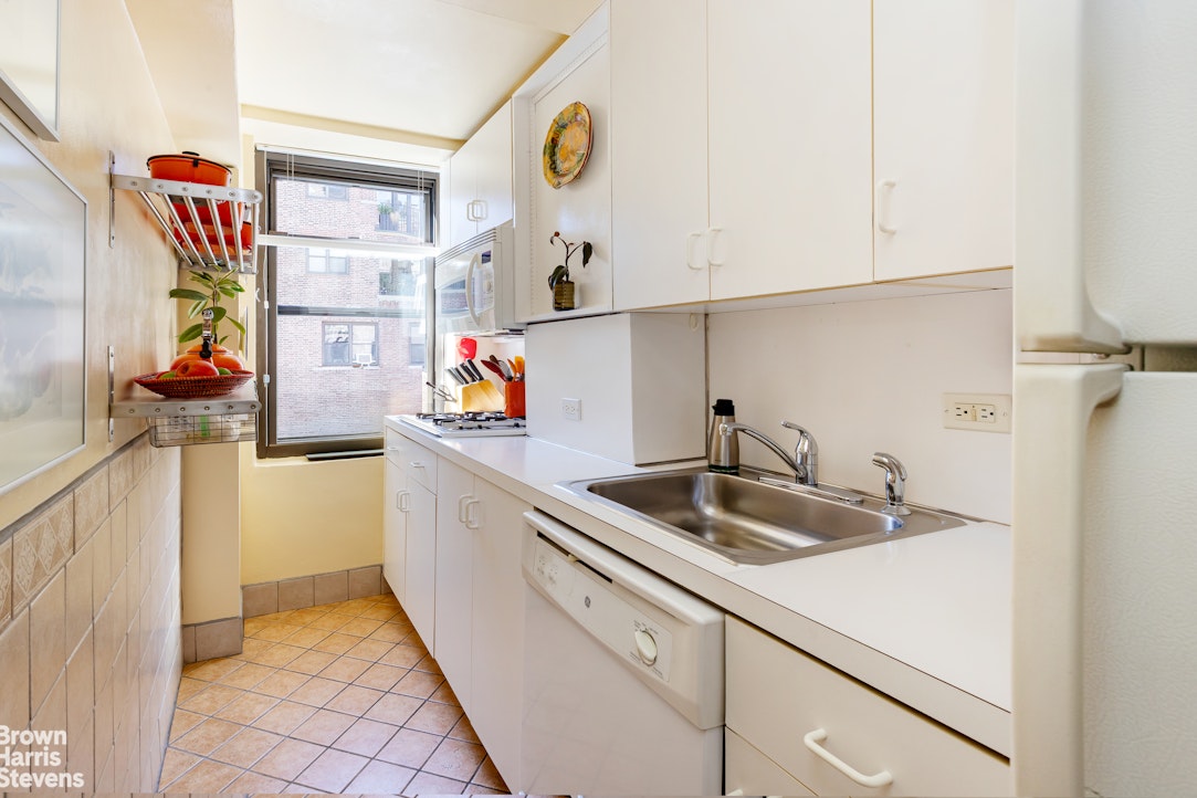 235 East 73rd Street, Unit 10B Manhattan, NY 10021 - Photo 5 of 13