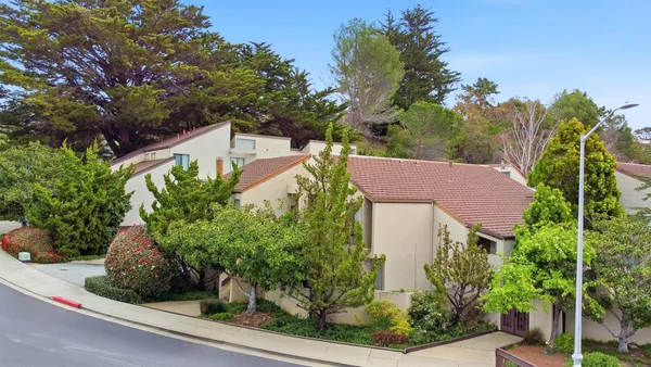 a view of a yard in front of house
