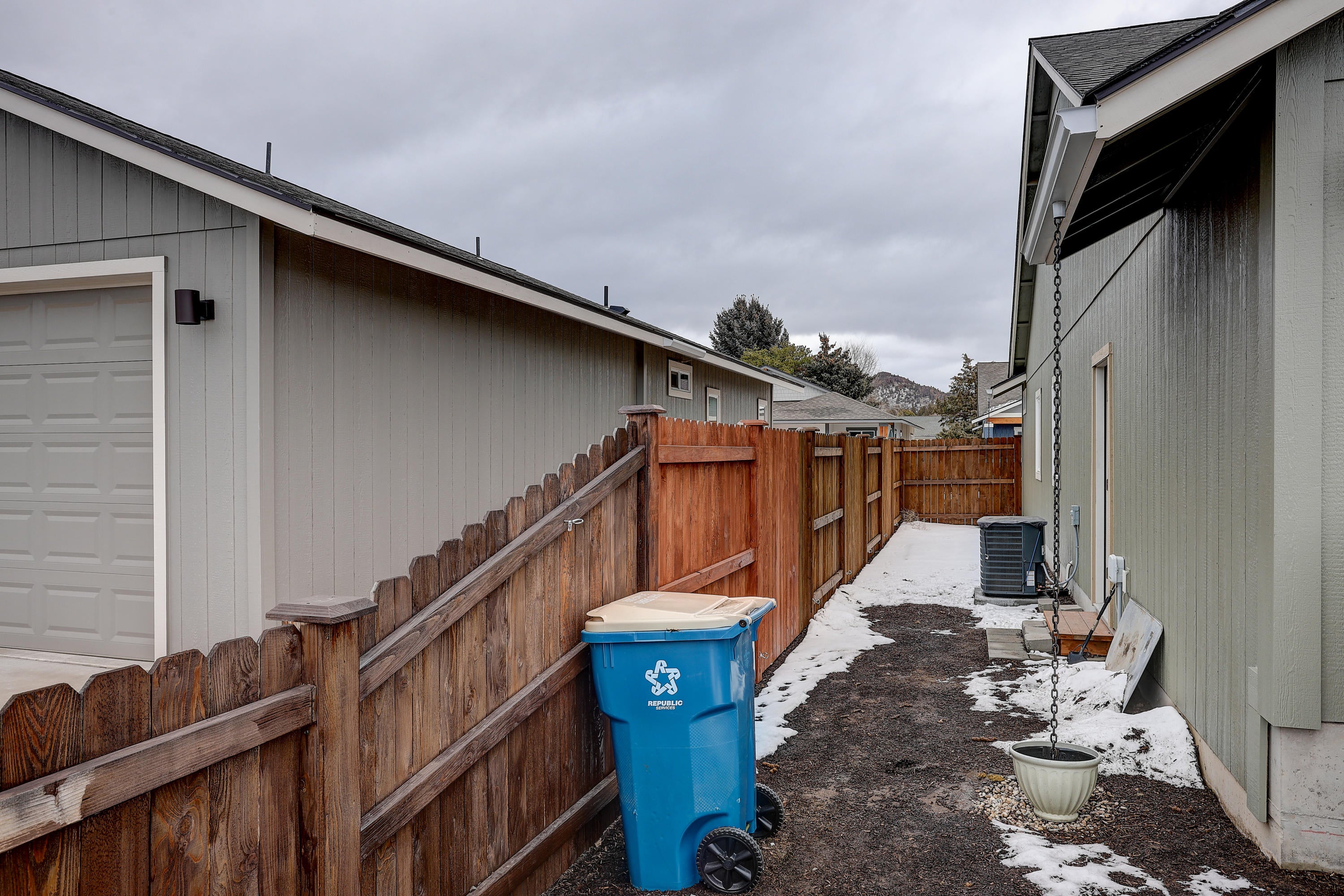 2631 Northeast Colleen Road Prineville, OR 97754 - Photo 24 of 31 Side Yard