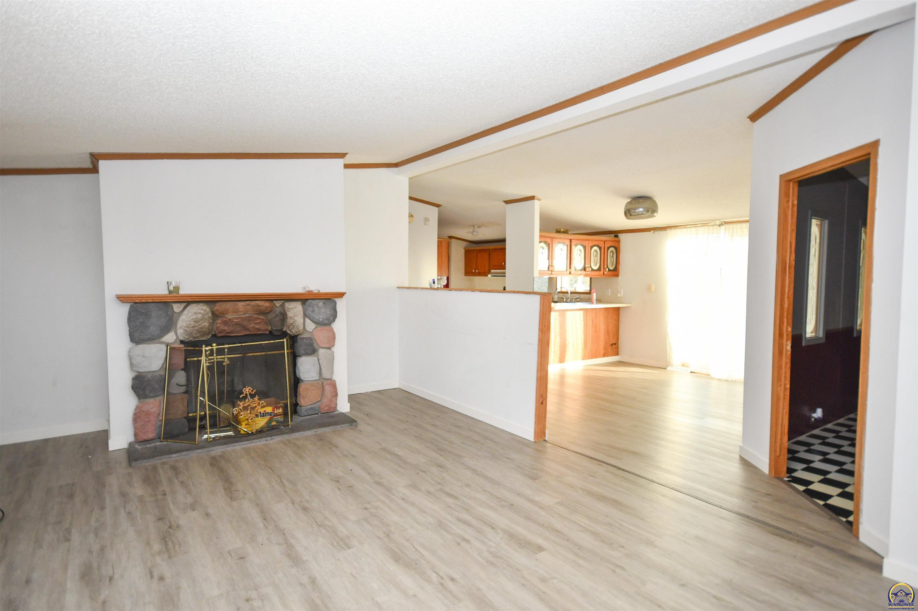 8635 Southeast Adams Street Wakarusa, KS 66546 - Photo 13 of 28