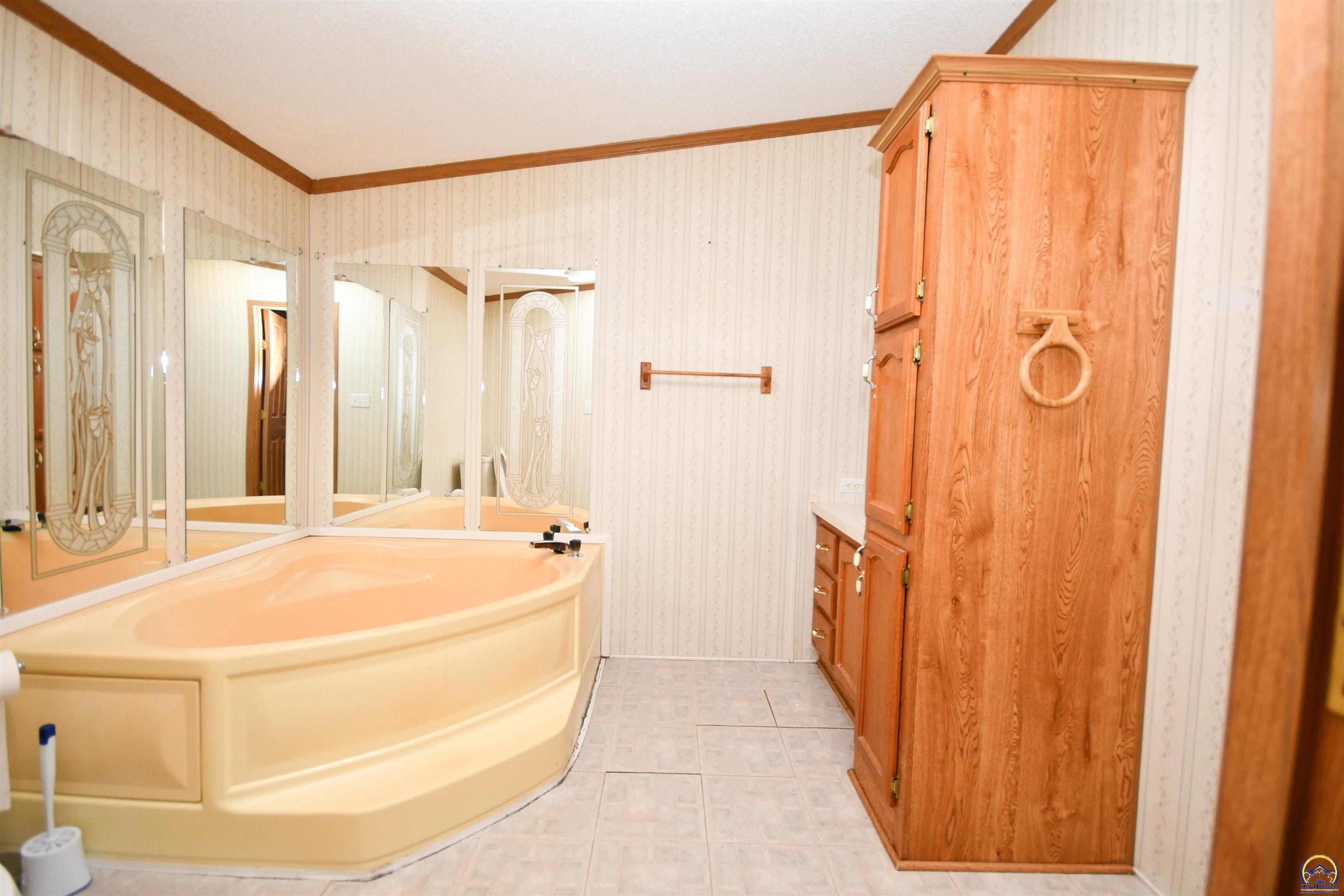 8635 Southeast Adams Street Wakarusa, KS 66546 - Photo 16 of 28