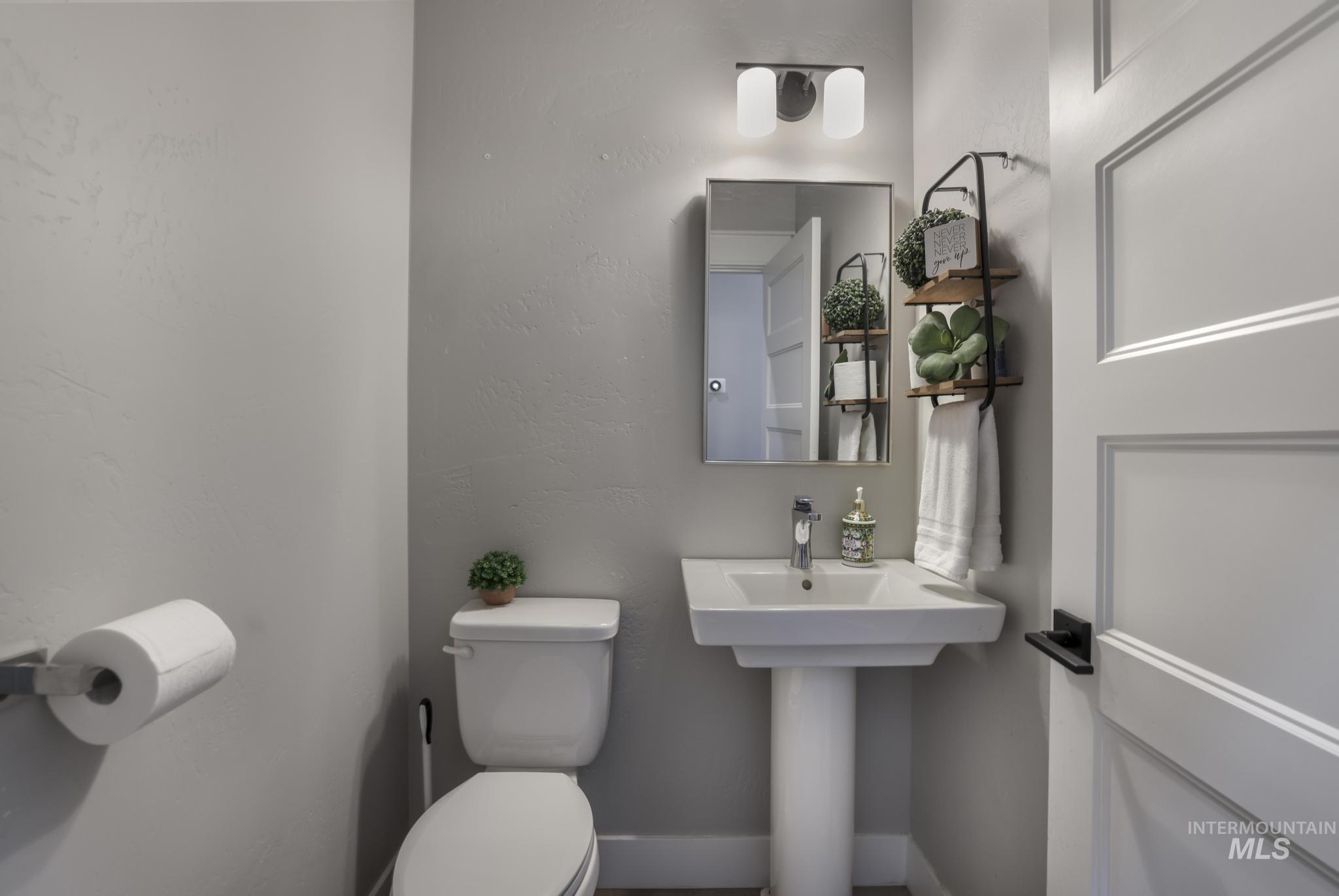 439 Meadowview Lane Twin Falls, ID 83301 - Photo 19 of 48 Bathroom featuring a textured wall