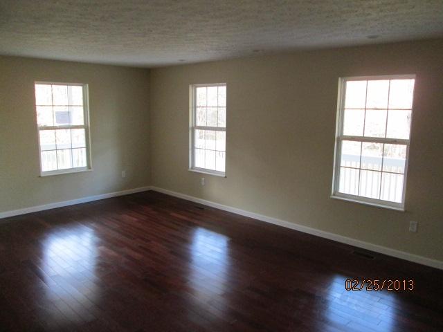 5708 Hyatt Road Knoxville, TN 37918 - Photo 3 of 13 Living room