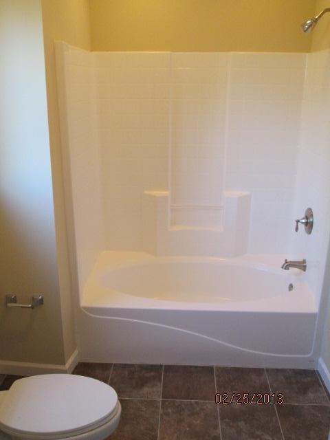 5708 Hyatt Road Knoxville, TN 37918 - Photo 8 of 13 Bath