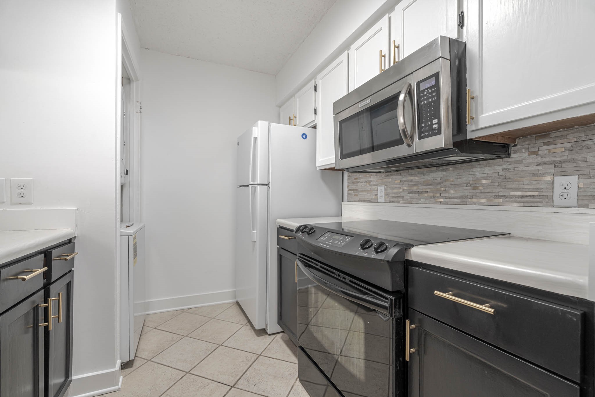 2277 South Kirkwood Road, Unit 4/808 Houston, TX 77077 - Photo 2 of 23 Discover culinary delight in this sleek, gourmet kitchen featuring modern appliances, stylish cabinetry, and a chic backsplash, perfect for both cooking and entertaining.