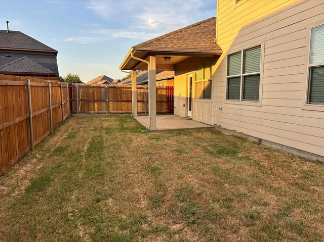 a view of a backyard