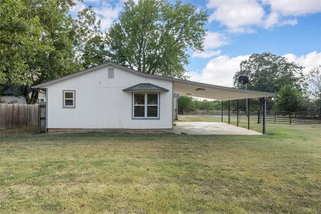 a view of a house with backyard and garden