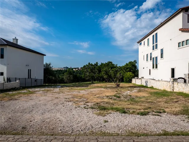 a view of a yard with a house