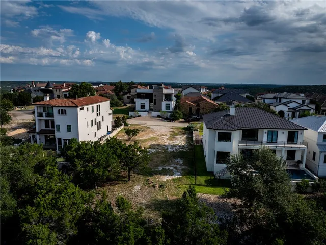 a view of a houses with a big yard