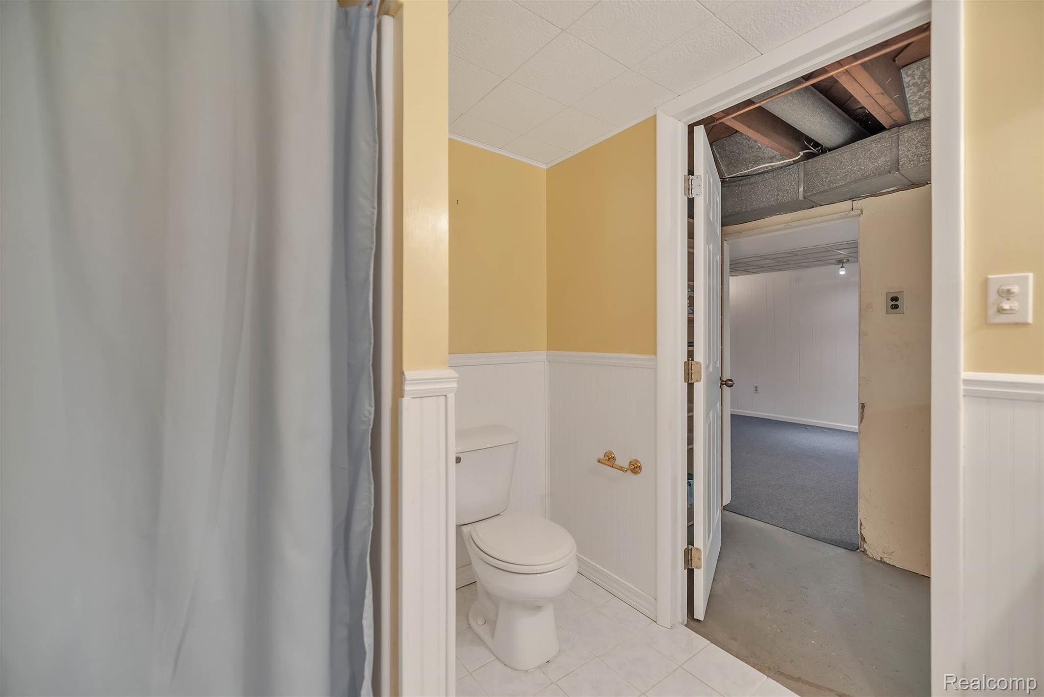32757 Ridgefield Avenue Warren, MI 48088 - Photo 36 of 46 37-32757 Ridgefield Ave-WindowStill.jpg
