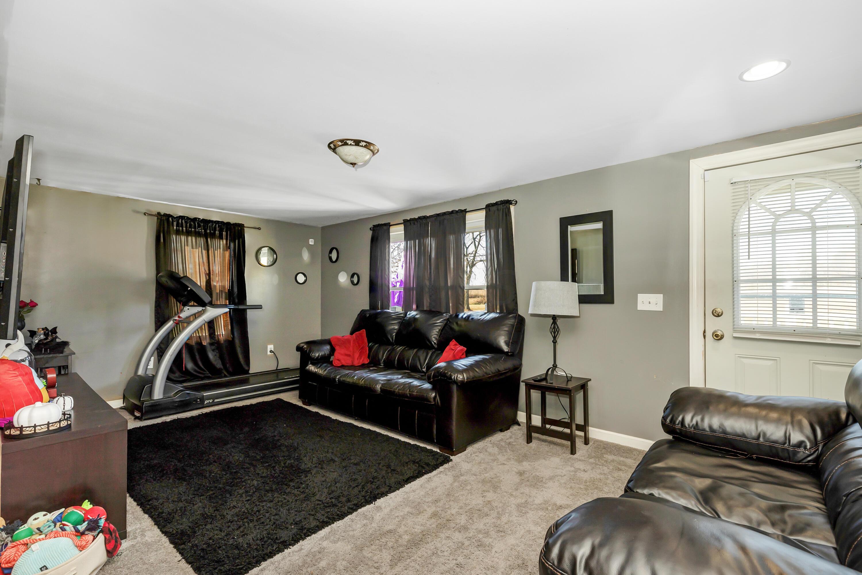 320 County Line Road Hopewell, OH 43746 - Photo 7 of 29 1-LivingRoom