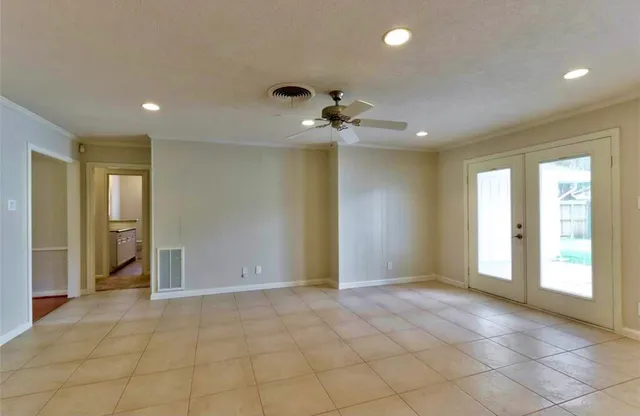 $2,475 | 2011 Stebbins Drive, Houston, TX 77043