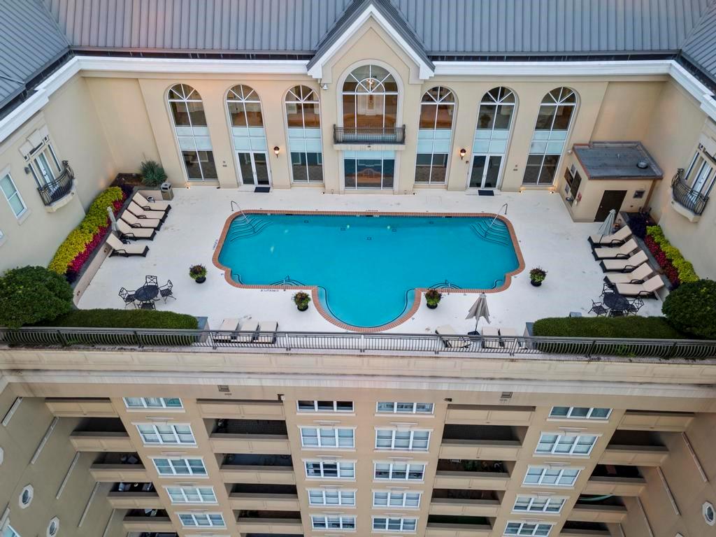 3334 Peachtree Road Northeast, Unit 1207 Atlanta, GA 30326 - Photo 19 of 25 a front view of a house with garden