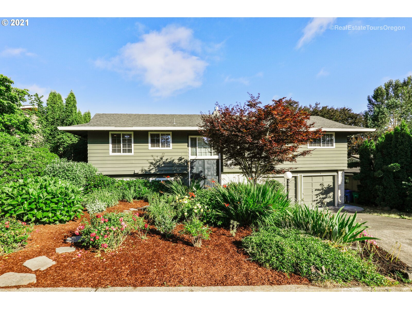 3211 Southwest Ridge Drive Portland, OR 97219 - Photo 1 of 32 Gallery Image 1