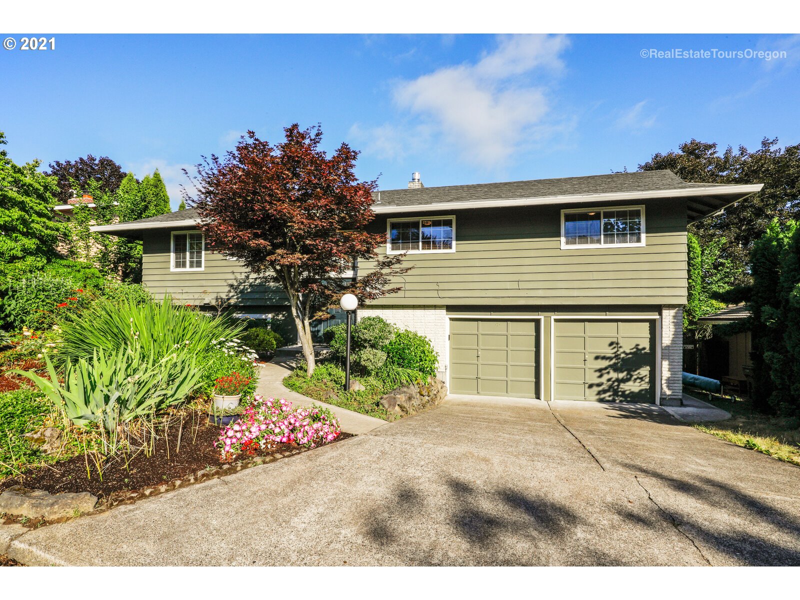 3211 Southwest Ridge Drive Portland, OR 97219 - Photo 2 of 32 Gallery Image 2