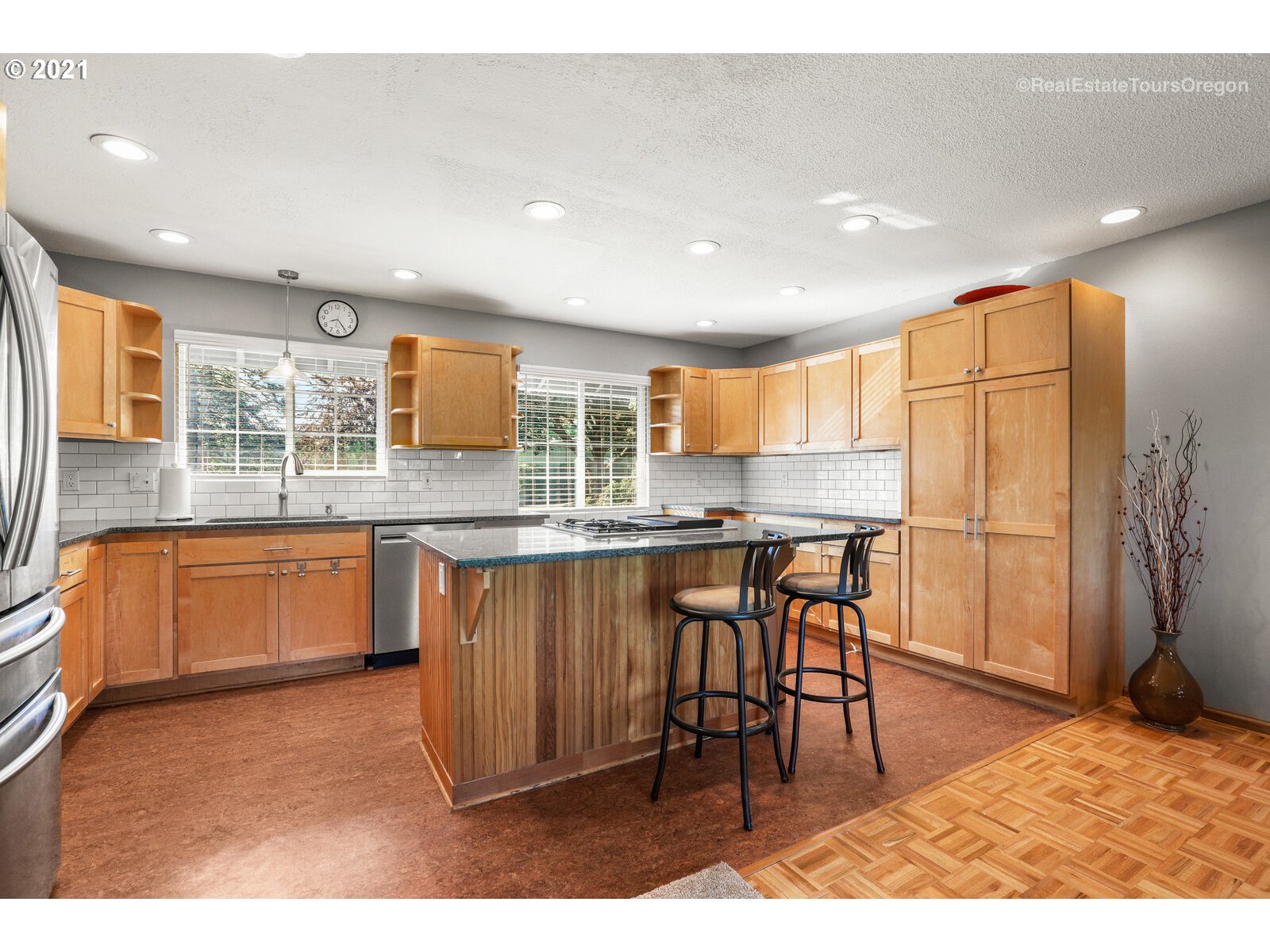 3211 Southwest Ridge Drive Portland, OR 97219 - Photo 11 of 32 Gallery Image 11