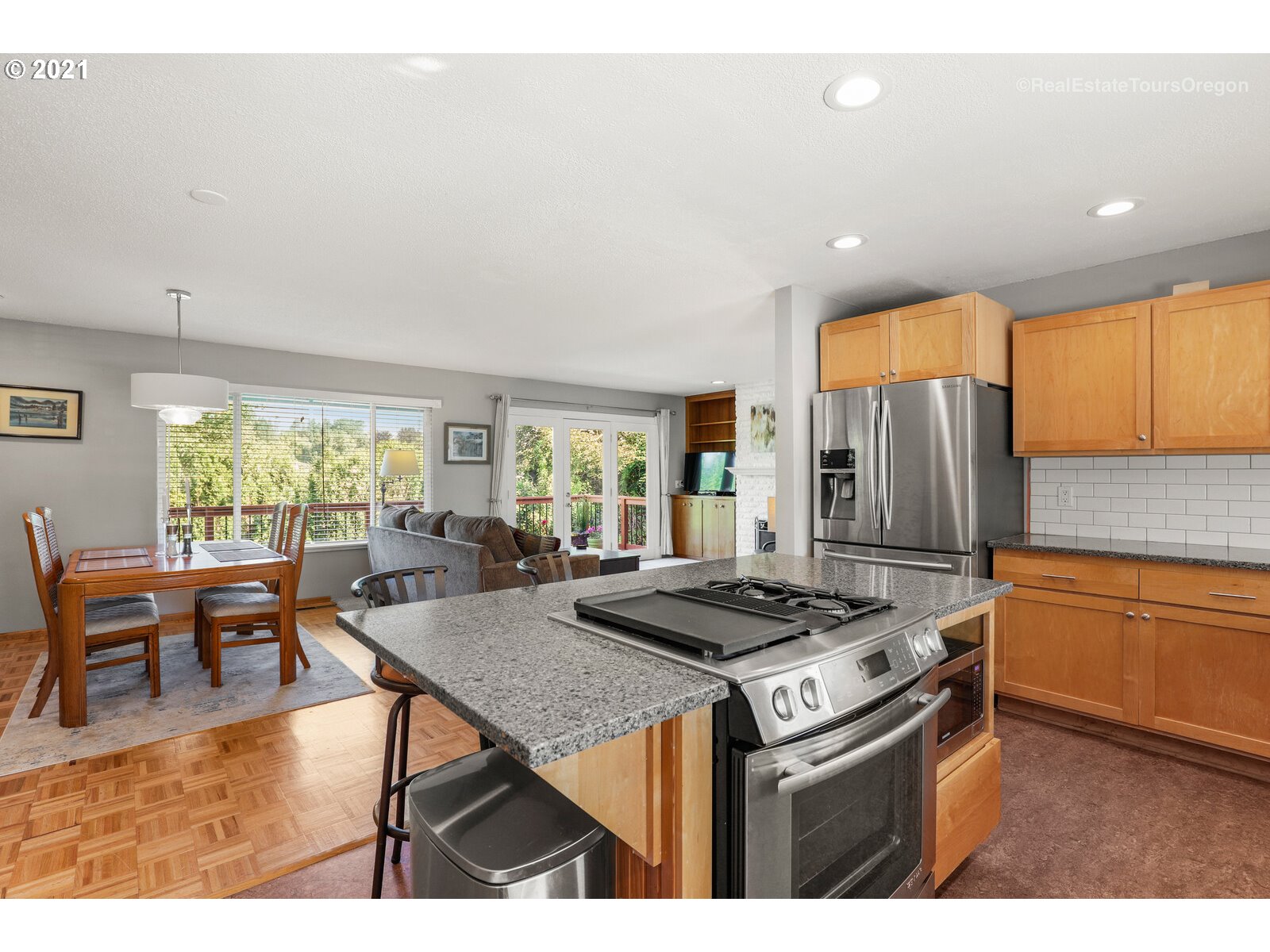 3211 Southwest Ridge Drive Portland, OR 97219 - Photo 13 of 32 Gallery Image 13