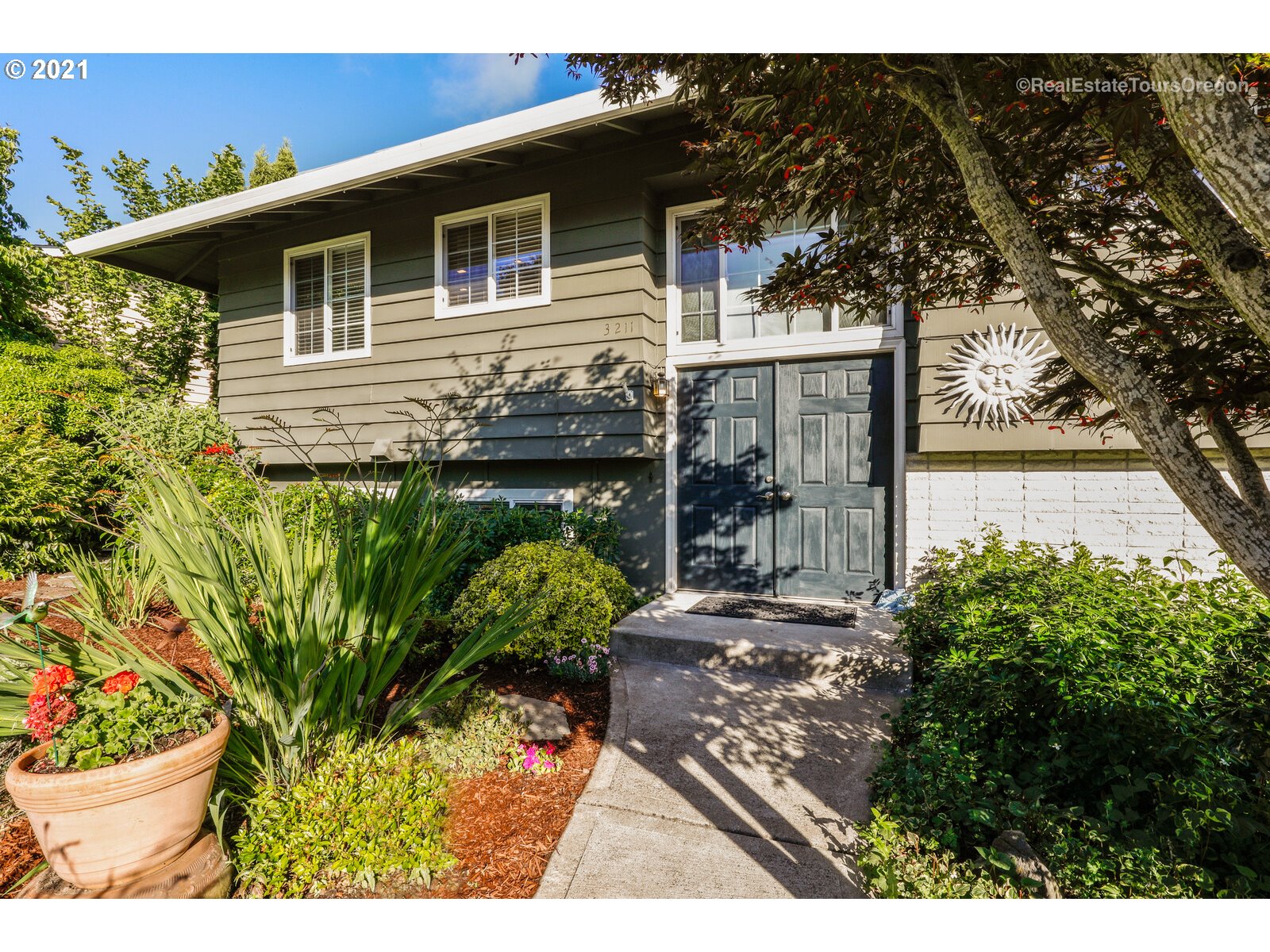 3211 Southwest Ridge Drive Portland, OR 97219 - Photo 3 of 32 Gallery Image 3