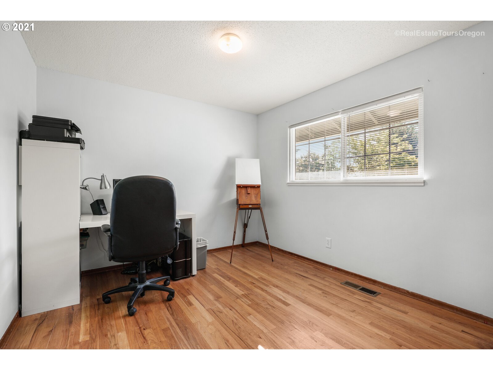3211 Southwest Ridge Drive Portland, OR 97219 - Photo 21 of 32 Gallery Image 21