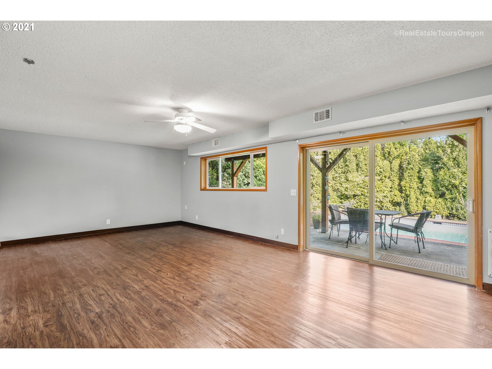 3211 Southwest Ridge Drive Portland, OR 97219 - Photo 22 of 32 Gallery Image 22