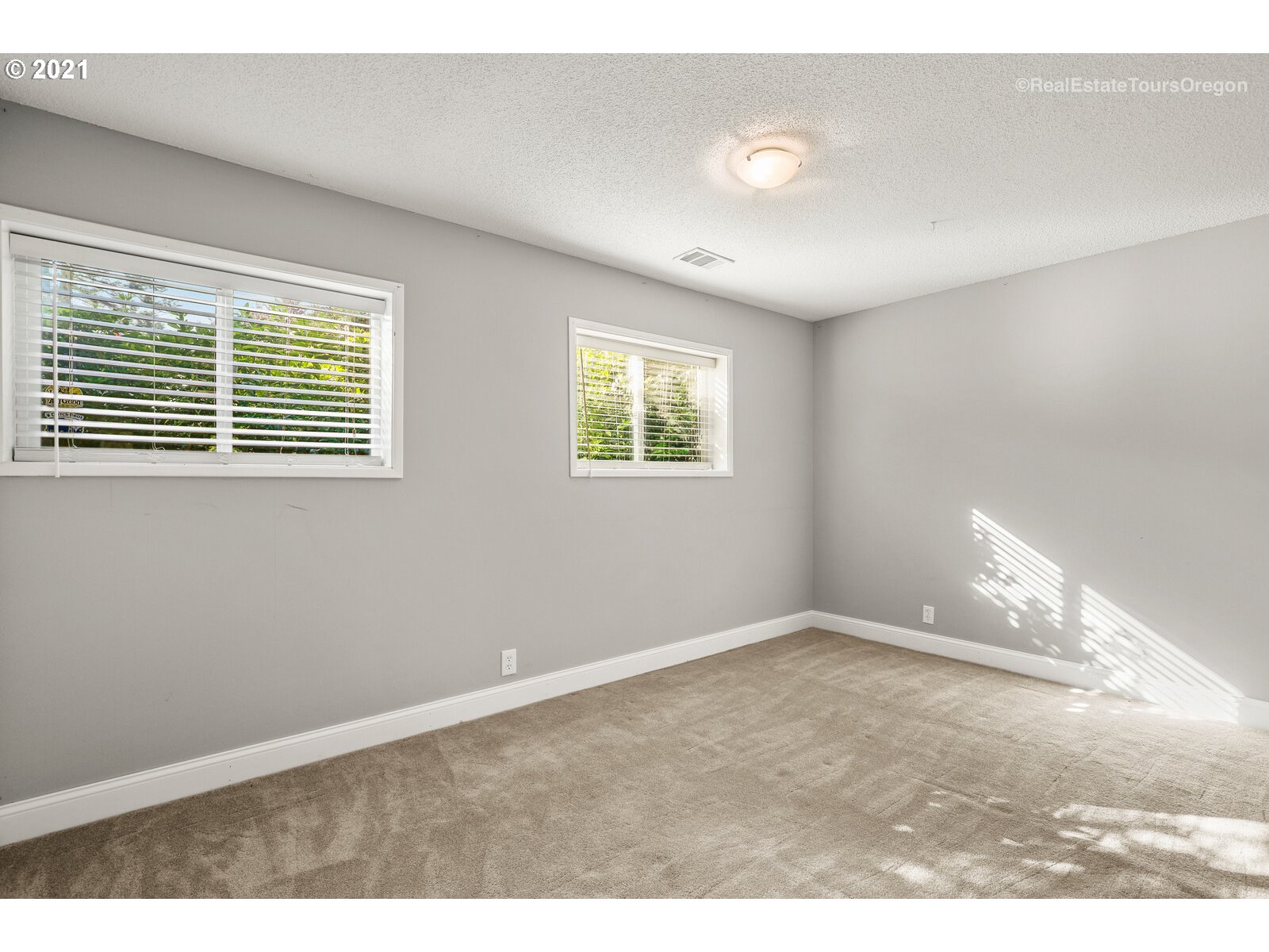 3211 Southwest Ridge Drive Portland, OR 97219 - Photo 25 of 32 Gallery Image 25
