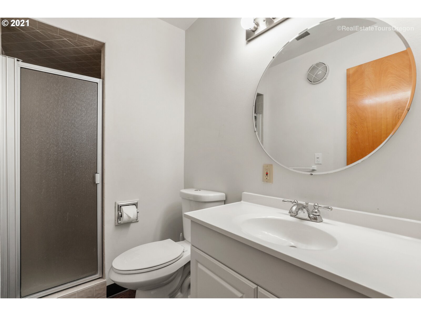 3211 Southwest Ridge Drive Portland, OR 97219 - Photo 26 of 32 Gallery Image 26