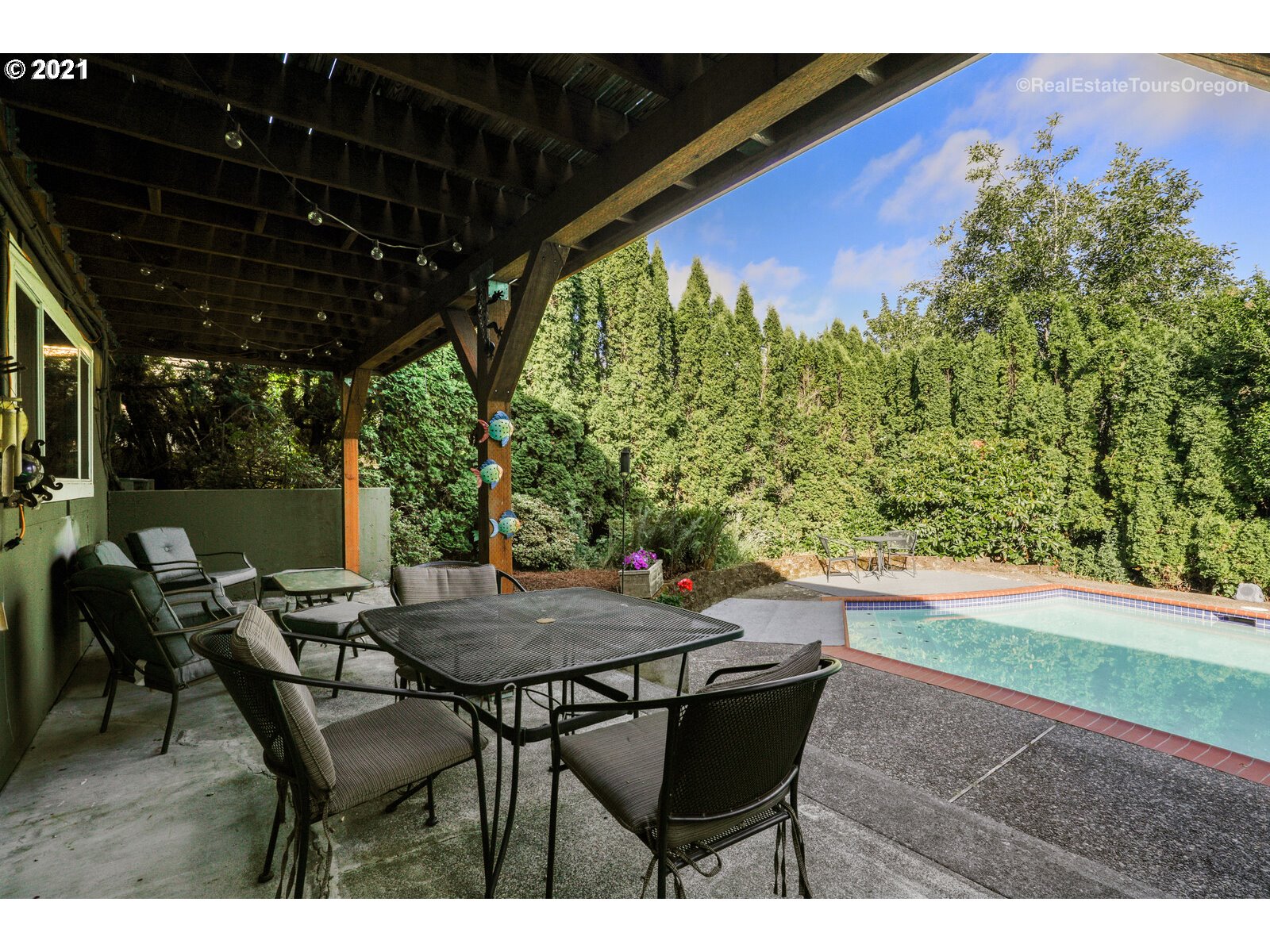 3211 Southwest Ridge Drive Portland, OR 97219 - Photo 27 of 32 Gallery Image 27