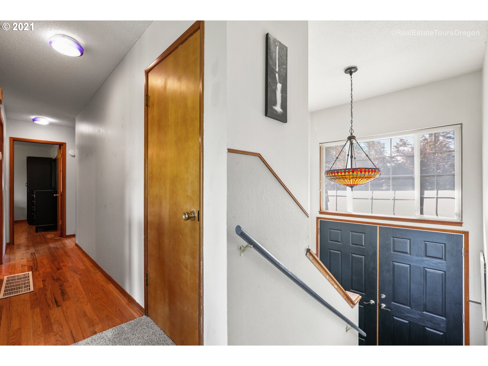 3211 Southwest Ridge Drive Portland, OR 97219 - Photo 4 of 32 Gallery Image 4