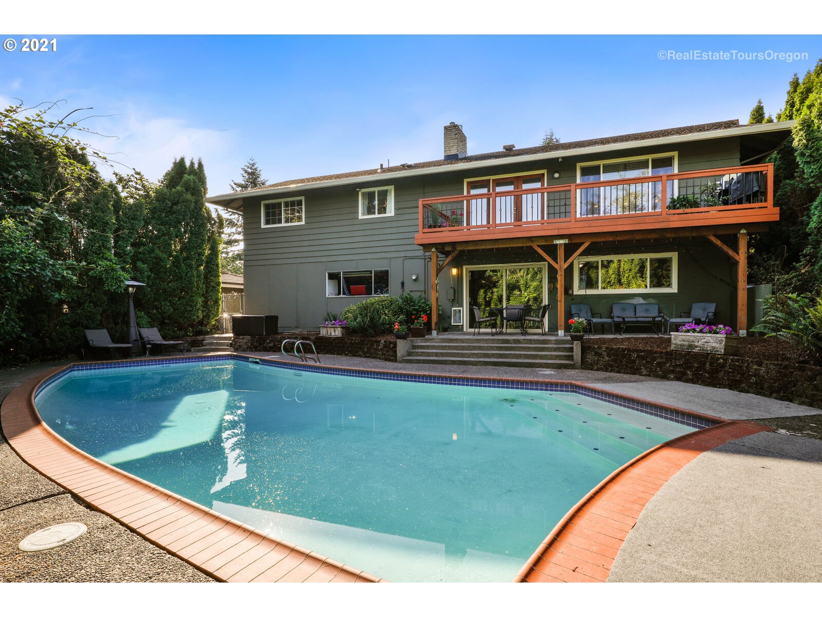 3211 Southwest Ridge Drive Portland, OR 97219 - Photo 31 of 32 Gallery Image 31