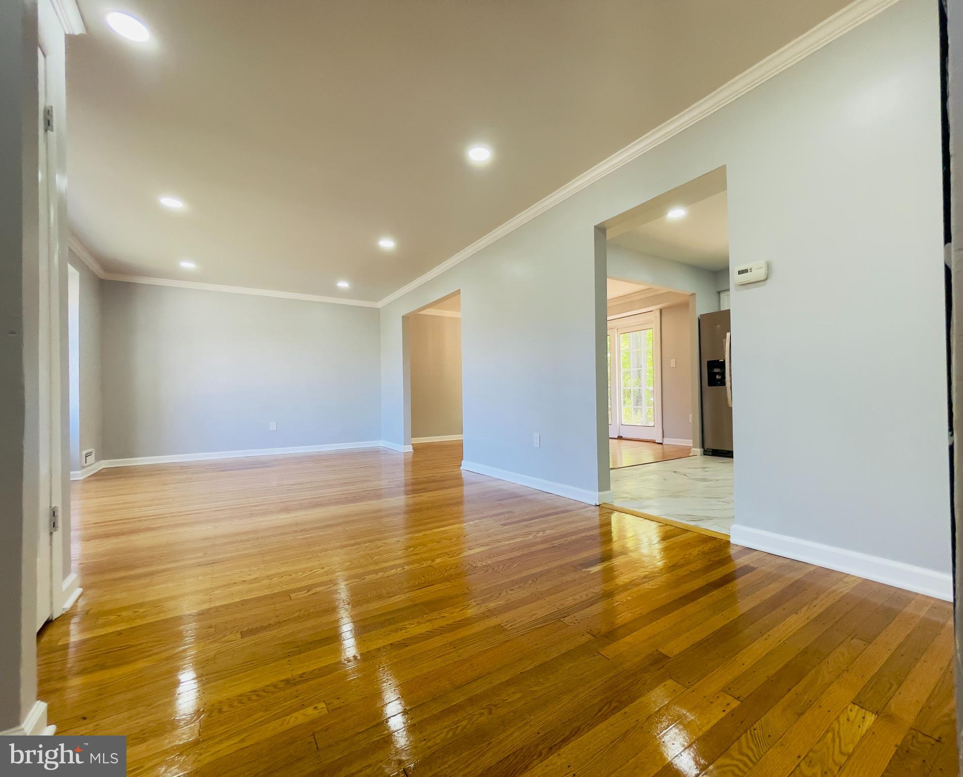 54 Saratoga Road Stratford, NJ 08084 - Photo 6 of 34 LIVING ROOM