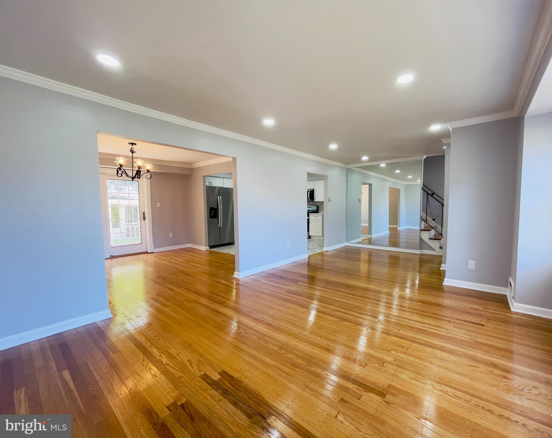 54 Saratoga Road Stratford, NJ 08084 - Photo 7 of 34 LIVING ROOM