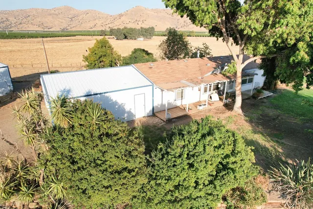 a view of a house with backyard and garden